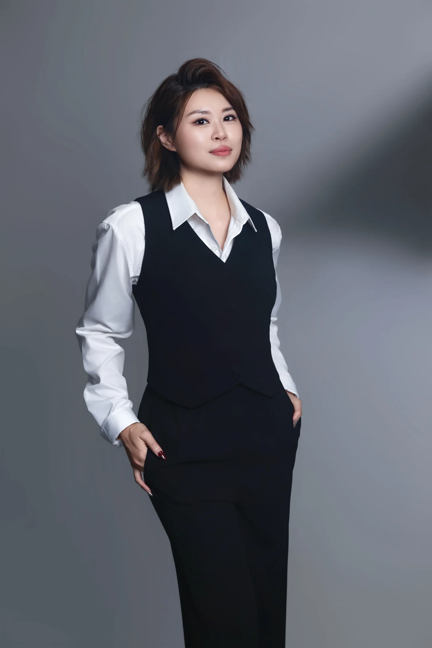 Pinky Wong穿着黑白职业服的个人形象照