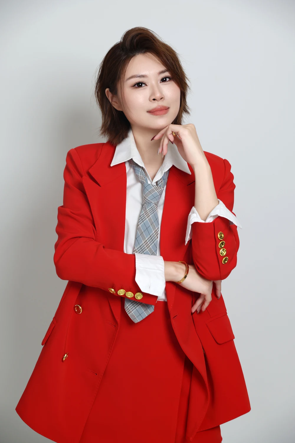 Pinky Wong穿着红色西装的个人内容形象照