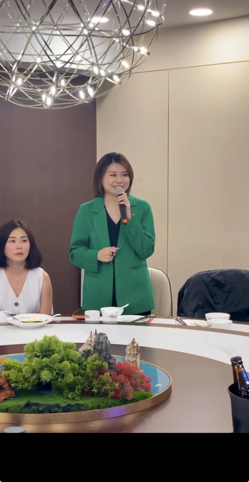 Pinky Wong穿着绿色西装在现场分享